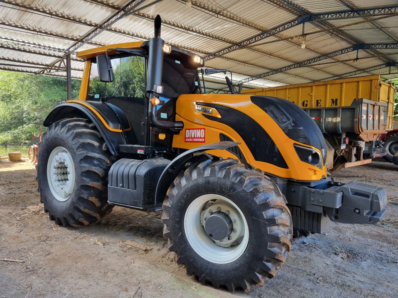 Trator Agrícola de Pneu